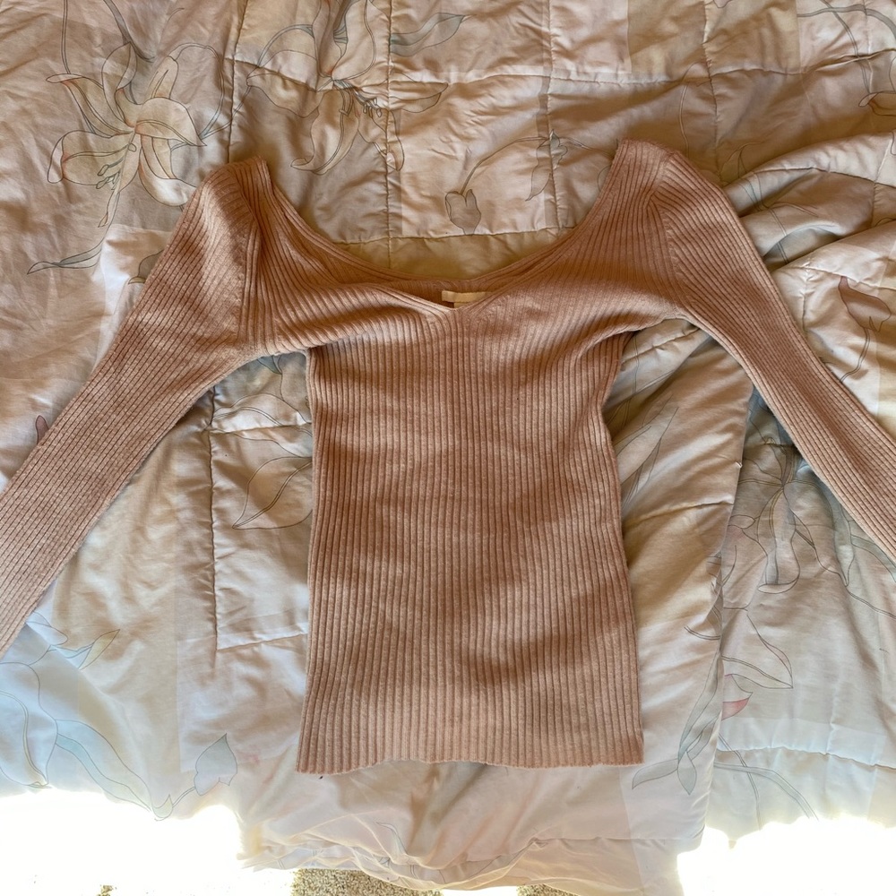 Beautiful, fitted sweater! - Picture 2 of 6